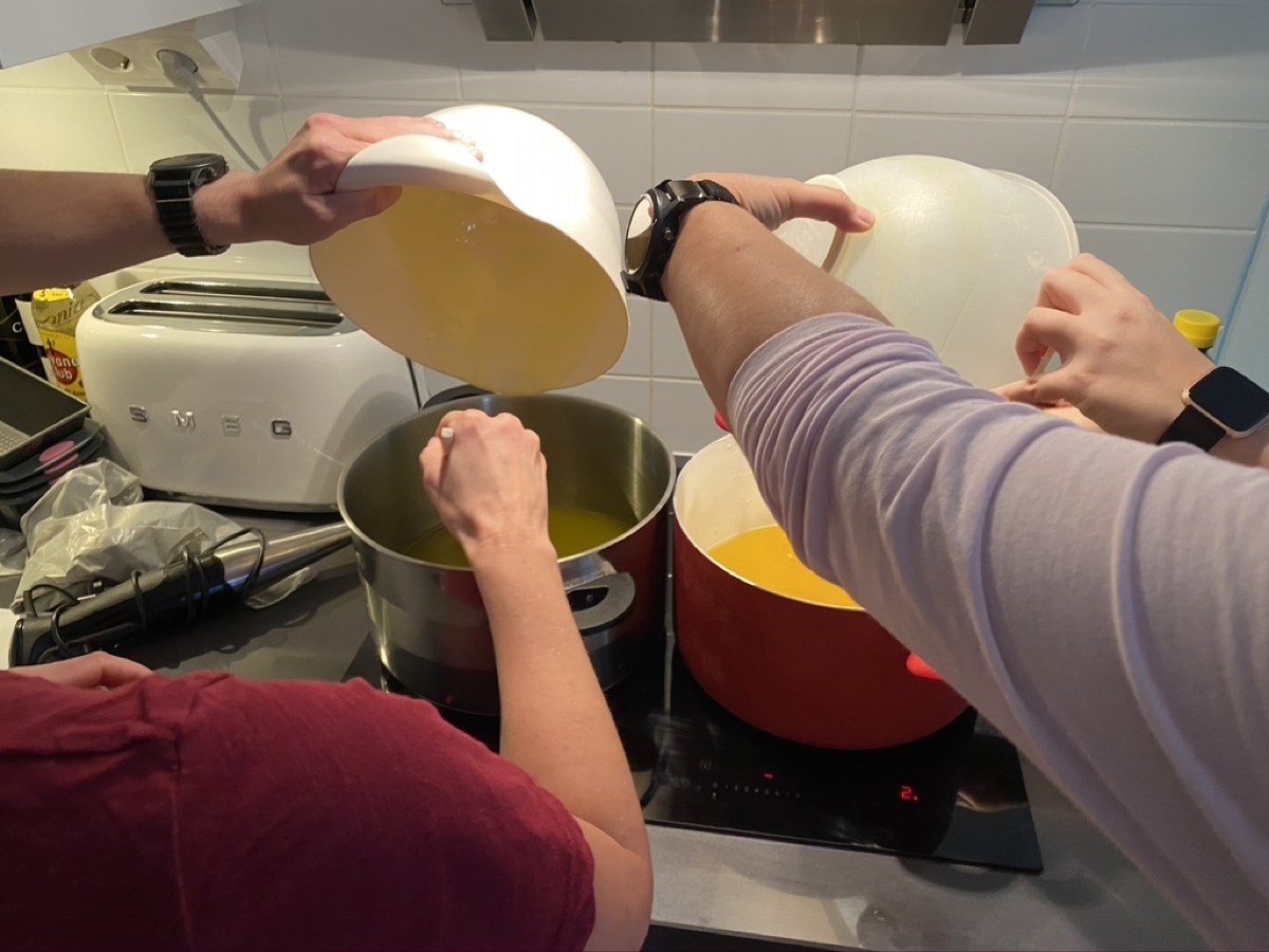 Tvåltillverkning där oljor blandas i kastruller